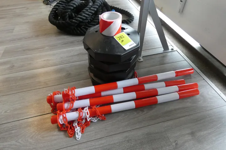 Absperrpfosten-Set mit Fußplatten & Kette, rot/weiß